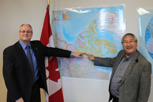 Le président de CanNor, Patrick Borbey (à g.), et le président de l'Association inuite du Kitikmeot, Charlie Evalik (à dr.)